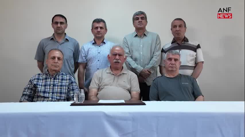 Der inhaftierte PKK-Führer Abdullah Öcalan wird zum ersten Mal seit Jahrzehnten gehört. Er fordert die PKK zur formellen Entwaffnung auf und erklärt, die kurdische Identität werde von der Türkei anerkannt, weshalb kein bewaffneter Kampf nötig sei.