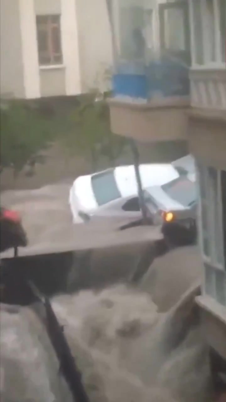 This evening: Heavy rainfall triggered severe street flooding in Keçiören, creating dangerous conditions for drivers. Several vehicles were carried away by the forceful currents.  Keçiören, Ankara, Turkey