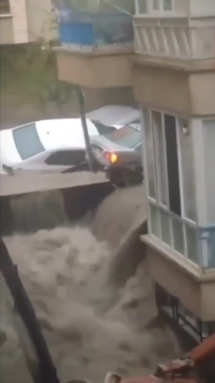 This evening: Heavy rainfall triggered severe street flooding in Keçiören, creating dangerous conditions for drivers. Several vehicles were carried away by the forceful currents.  Keçiören, Ankara, Turkey