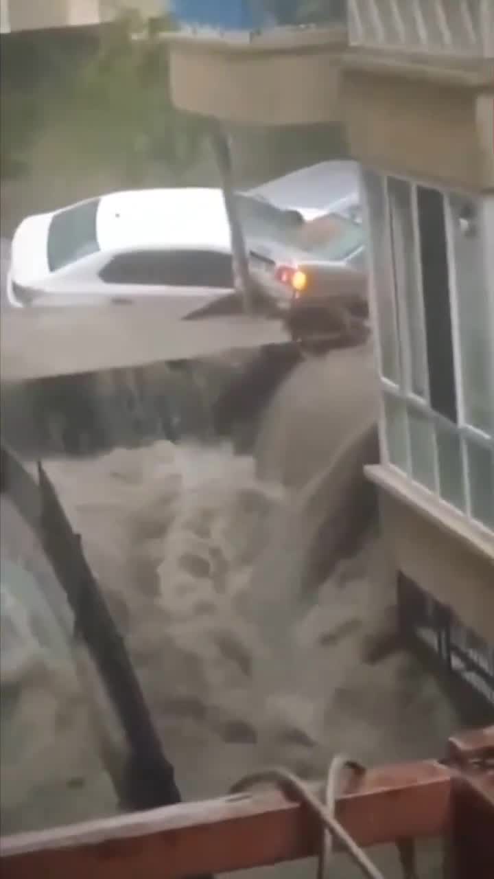 This evening: Heavy rainfall triggered severe street flooding in Keçiören, creating dangerous conditions for drivers. Several vehicles were carried away by the forceful currents.  Keçiören, Ankara, Turkey