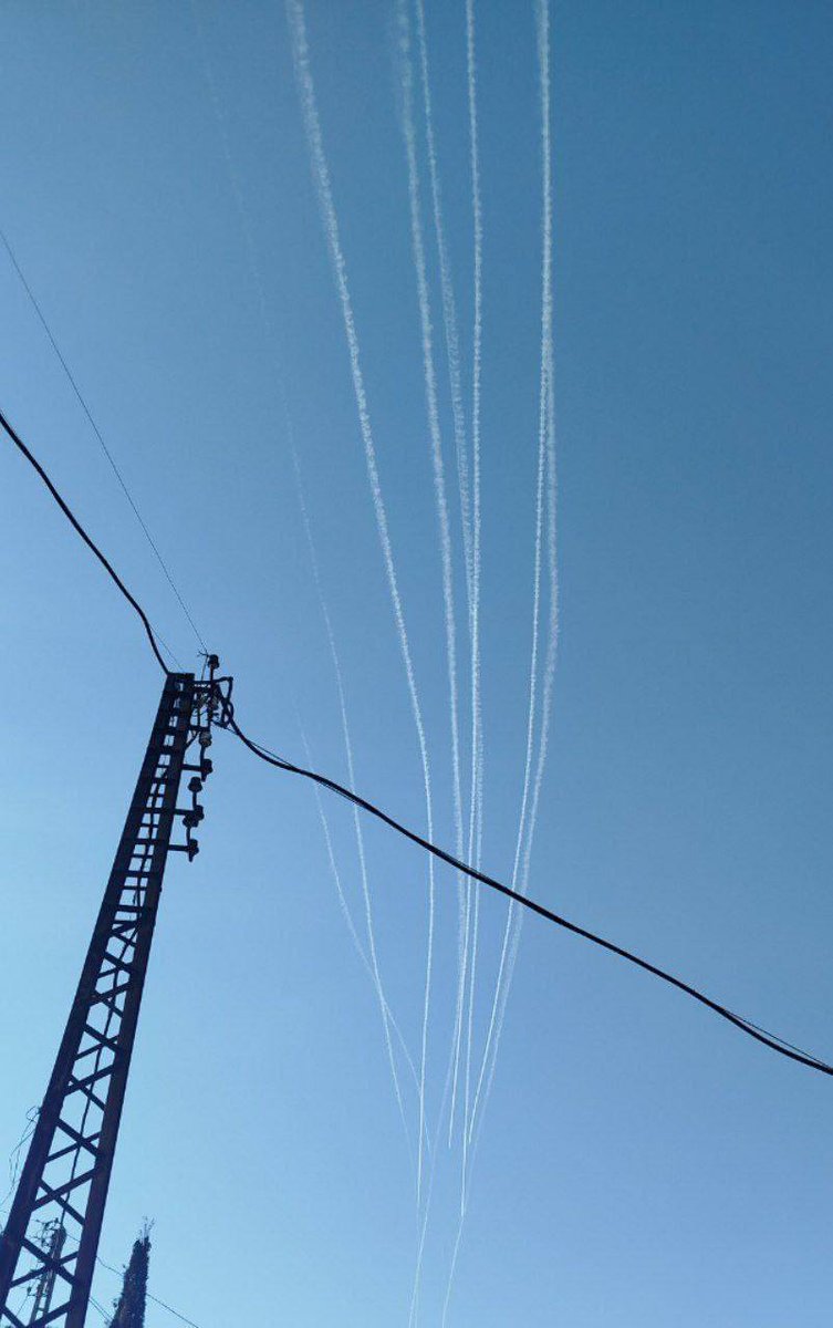 Fotografías desde Masyaf (Hama Occidental) muestran aviones de guerra israelíes dirigiéndose hacia las zonas costeras. Los aviones dieron la vuelta antes de llegar a las provincias de Idlib y Alepo.