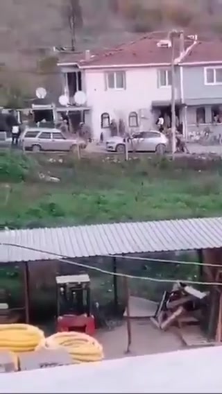 The anti-ISIS operation in Yalova, Turkey, has entered its seventh hour. ISIS militants have been squeezed into a house, in Elmalı village