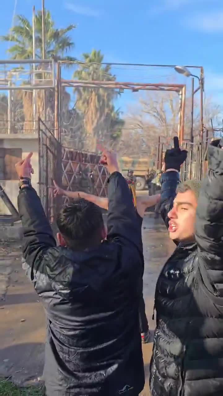 Nusaybin sınır kapısında protestolar devam ediyor ve Türk ordusu protestoculara müdahale ediyor.