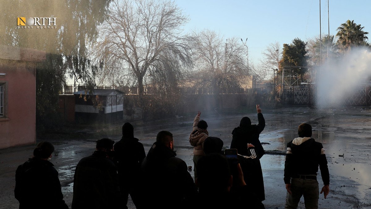 Türk sınır muhafızları, Nusaybin-Kamışlı sınır geçişinin Suriye tarafında Kürt protestocuları dağıtmak için tazyikli su kullandı.