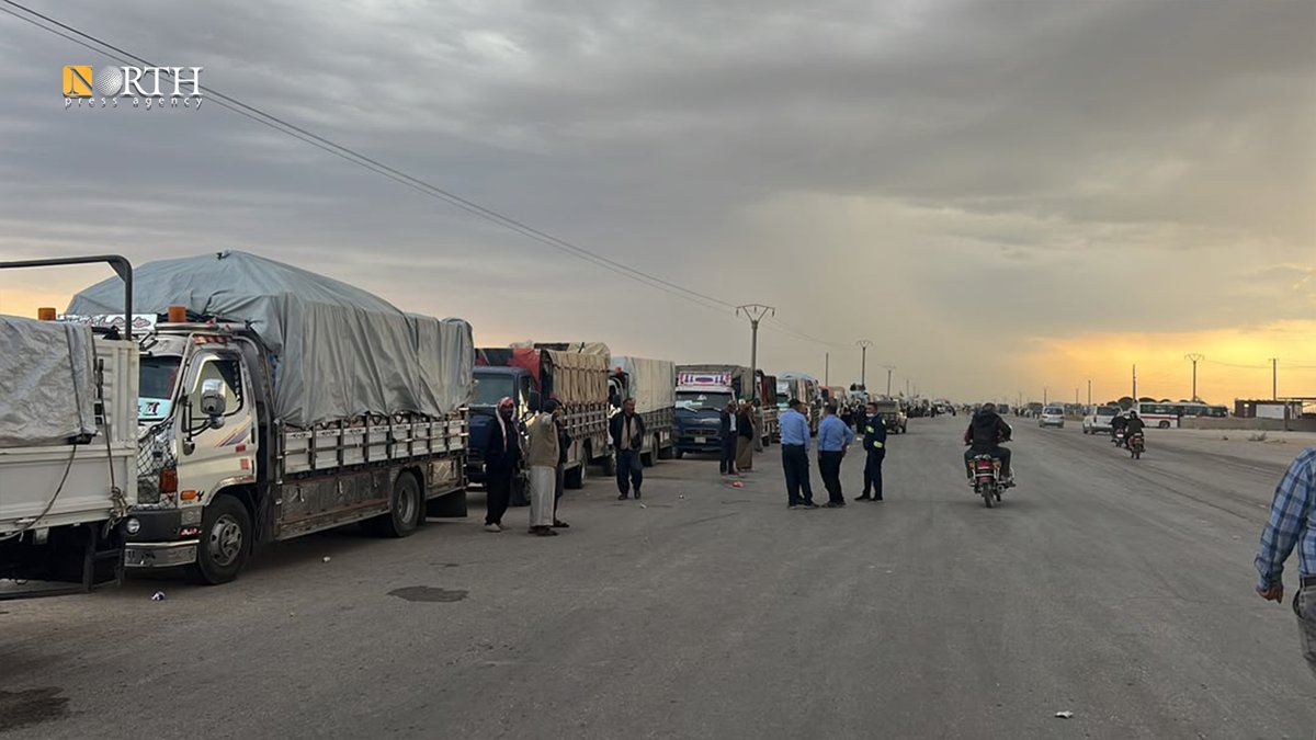 Environ 642 familles déplacées, originaires de camps dans la région de Hassakah, dans le nord-est de la Syrie, se préparent à retourner dans leurs zones d'origine à Serekaniye (Ras al-Ain).
